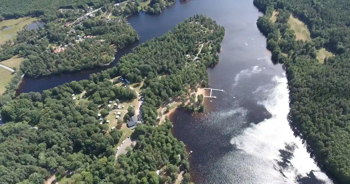 Upptäck Långasjönäs Camping – idylliska ställplatser för husbil/husvagn vid sjö i Karlshamn. Naturreservat, fiske, bad, servicehus. Öppet året runt!