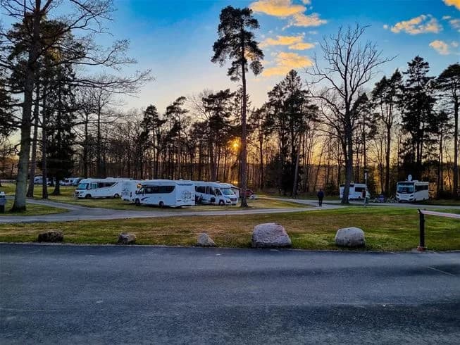 Stadsnära ställplats & camping i Trollhättan vid Göta älv. Fullservice, el, Wi-Fi & aktiviteter som padel, bowling & kajak. Nära centrum & slussar.