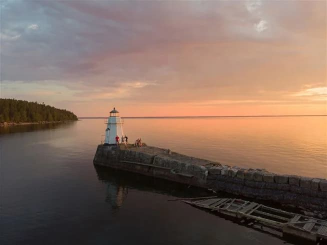Upptäck Kinnekulle Camping: 4-stjärniga ställplatser vid Vänern. Naturnära familjecamping med bad, vandring & aktiviteter. Boka din husbilsplats idag!