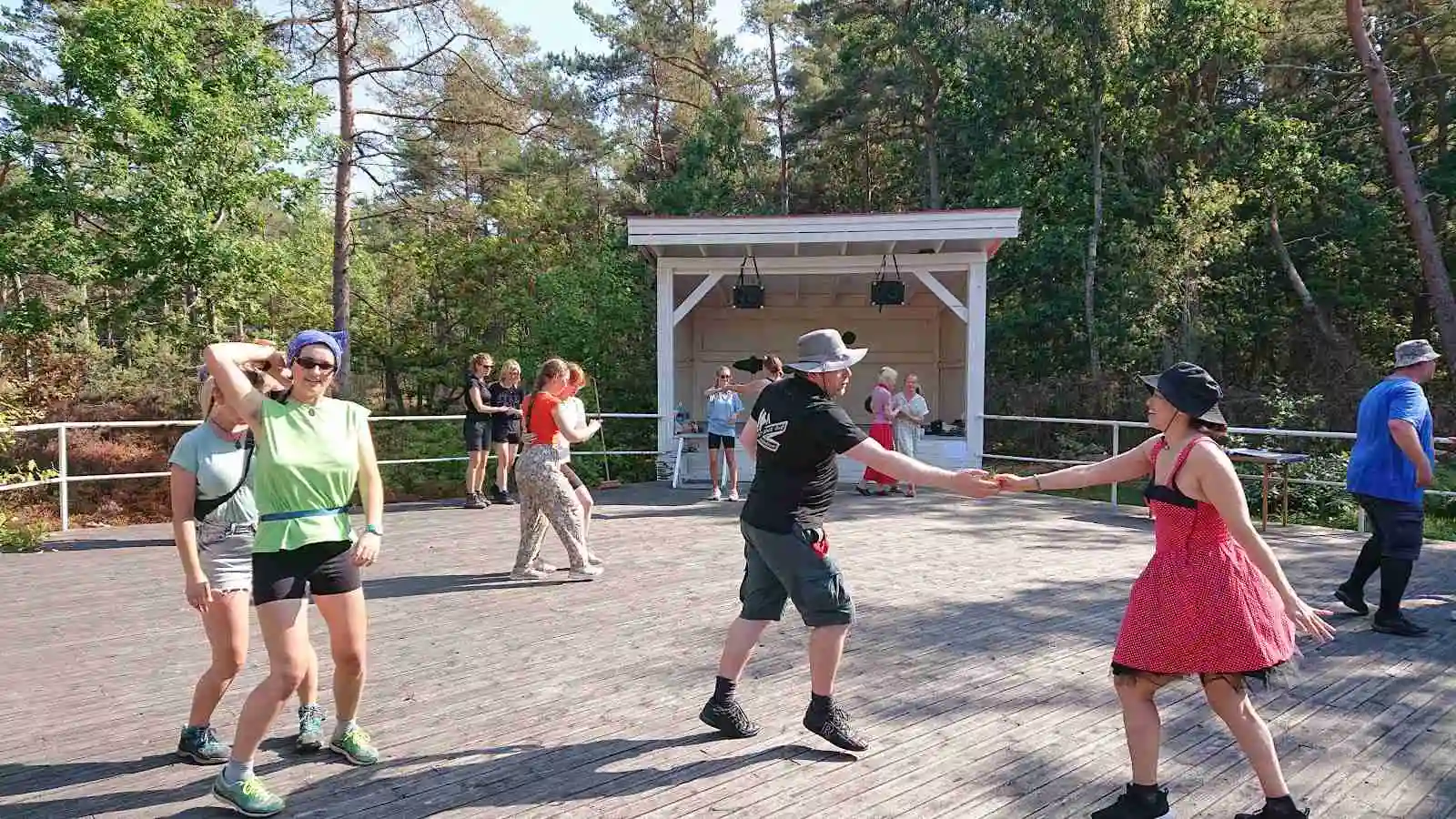 Unik ställplats för husbil/husvagn vid Aspö Folkets Hus i Karlskrona skärgård. Nära hav, bad & museum. El, dusch, WC (även anpassad). Boka din plats!