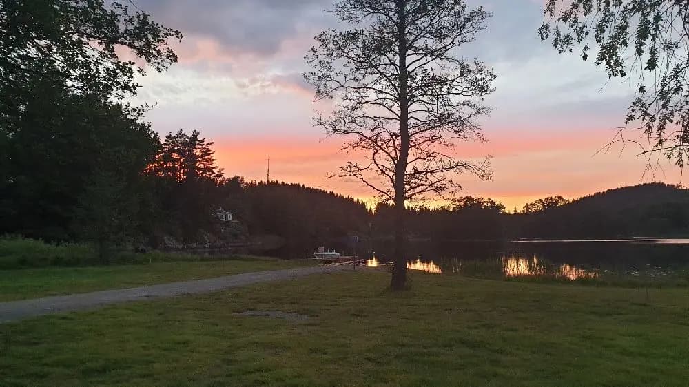 Hitta din perfekta ställplats vid Bullaresjön! Bullarebygdens Familjecamping erbjuder året-runt-öppet, sjöutsikt, bad, aktiviteter & full service.