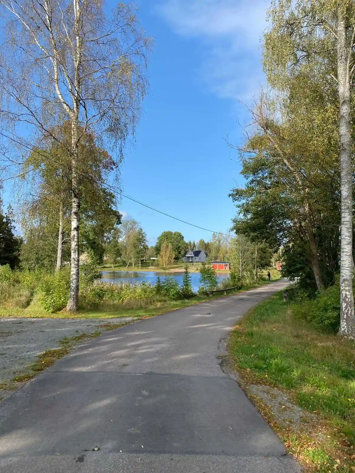 Naturskön ställplats i Broakulla vid sjö. Året runt öppet för husbil/husvagn. El, dusch, WC, tömning, tvätt, utegym, boule. Nära Macken service.