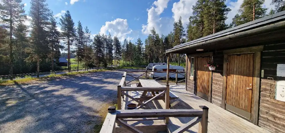Bjurholms Camping: Naturskön ställplats i Västerbotten vid Öreälven. Perfekt för husbil/husvagn med el, servicehus, bastu, badtunna & nära golfbana.