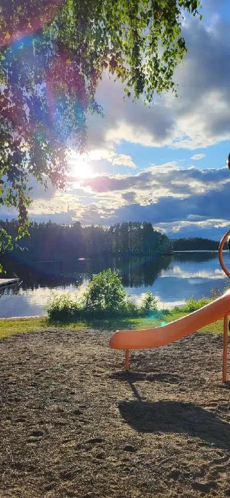 Upptäck Liens Camping i Riddarhyttan – din året runt-öppna ställplats vid sjön Lien! Fri placering för husbil/husvagn, 160 elplatser & massor av aktiviteter.