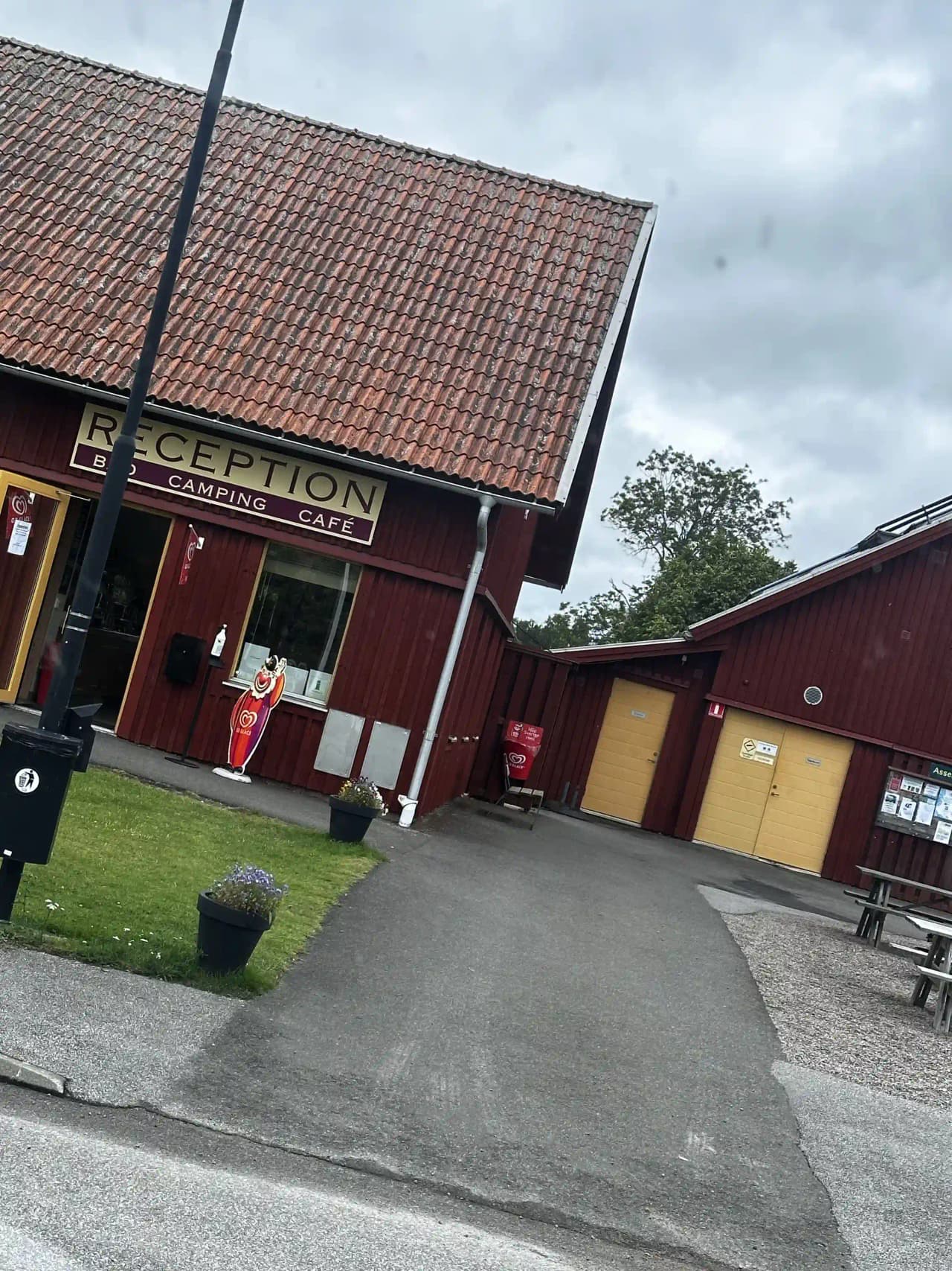 Upplev Töreboda Camping & Bad! Ställplatser & camping vid Göta Kanal med pool, padel, cykelleder och familjeaktiviteter. Nära centrum. Boka din plats!