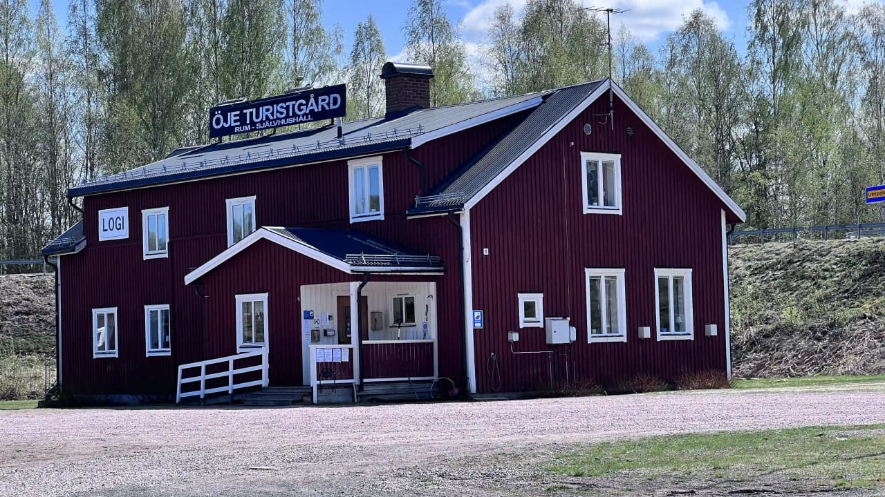 Hitta din ställplats i Öje! 12 elplatser vid Öje Vandrarhem & Öjesjön. Tillgång till kök, dusch, WC. Fiske, vandring, MTB. Öppet året runt. Dalarna.