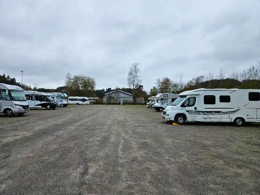Hitta din perfekta ställplats på Ullared Camping vid Gekås! Fullservice camping med shopping, äventyr, padel, bastu & aktiviteter för hela familjen.