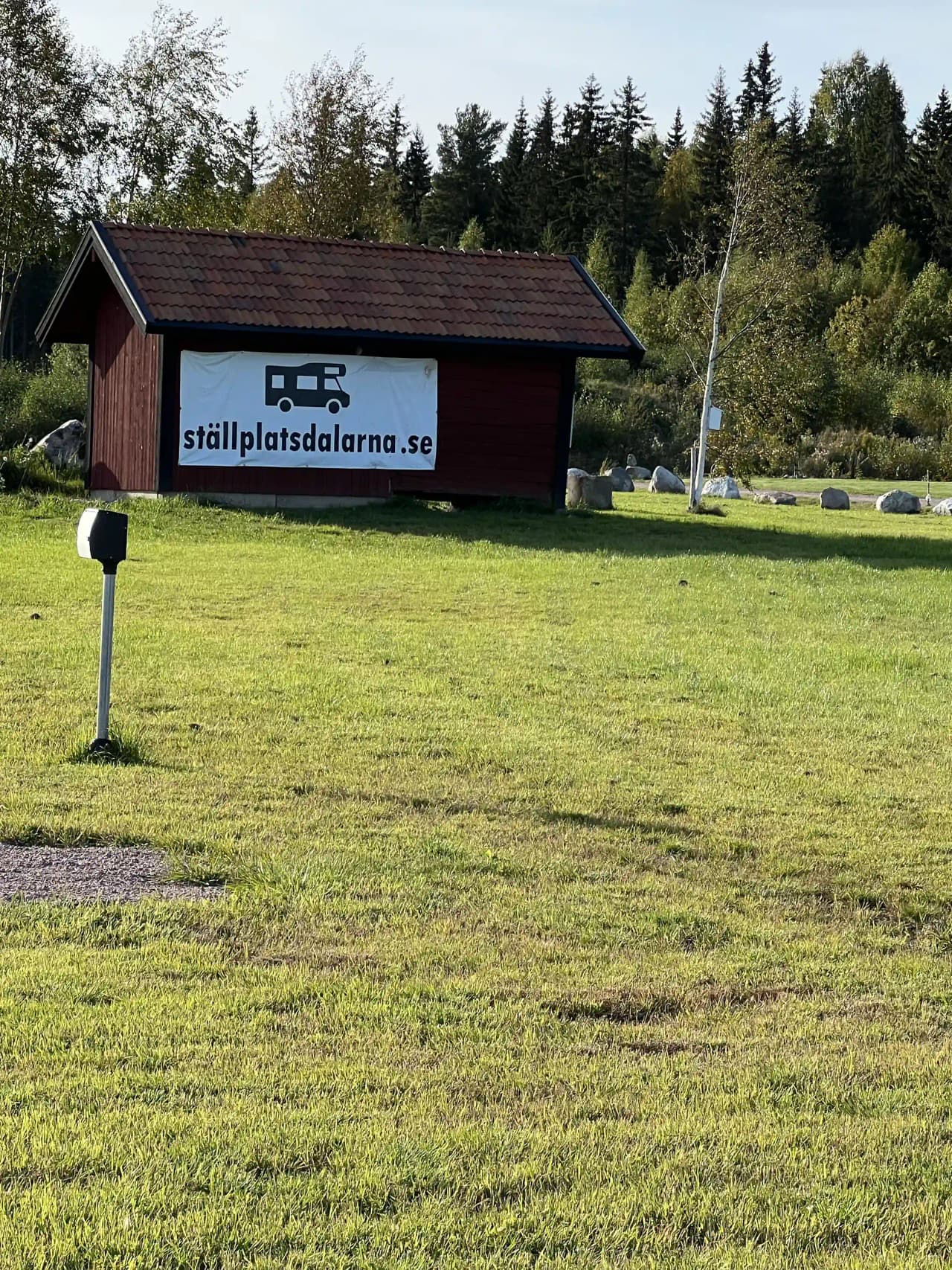 Hitta Ställplats Dalarna i Djurås! Året runt-öppen ställplats för husbil/husvagn med el, vatten & tömning. Nära golf, Gagnefs flottbro & natur. Boka ej!