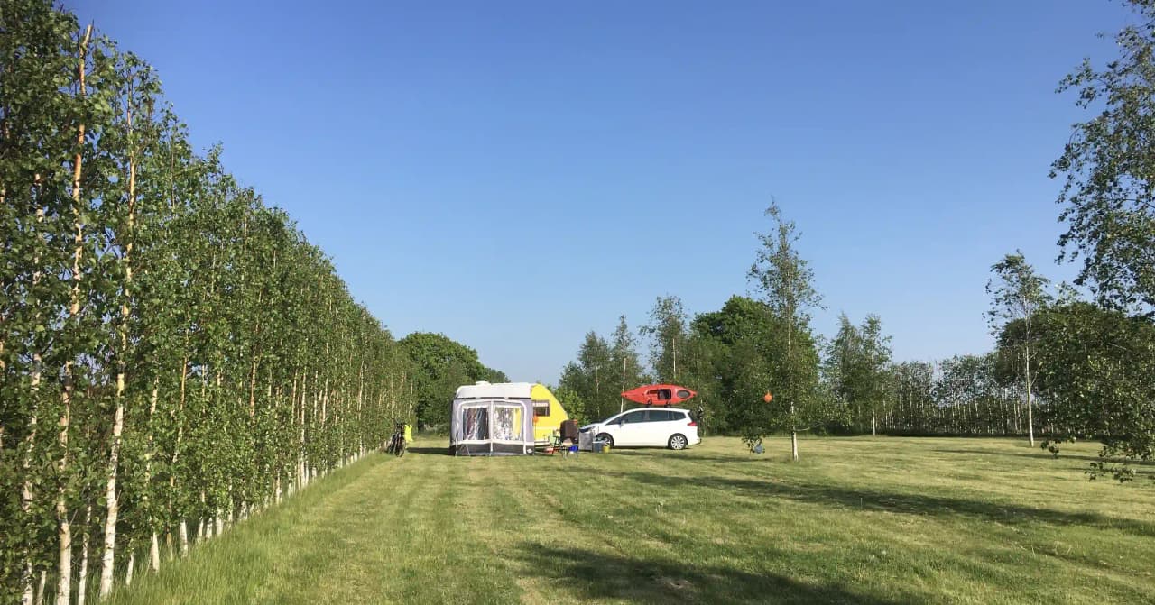 Upptäck Bläsinge Gård i Jonstorp – charmiga ställplatser i Kullabygden med el, service & närhet till natur och aktiviteter. Perfekt för husbil & husvagn.