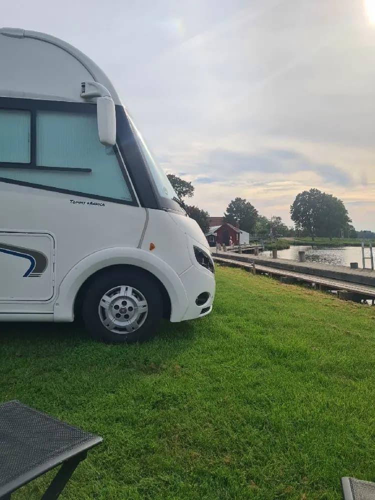 Upptäck Jonsboda Café & Camping – idyllisk ställplats för husbil/husvagn direkt vid Göta Kanal. Njut av café, servicehus & vacker utsikt. Boka din plats!