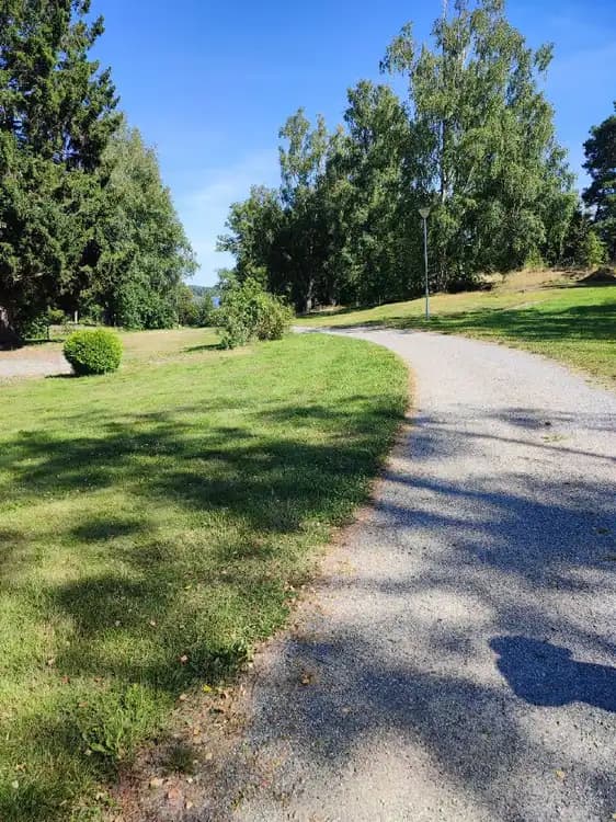 Upplev Farstanäs Camping & Havsbad! Ställplatser för husbil/husvagn vid Södertäljes finaste sandstrand. Naturnära, bad, vandring & hundbad. Boka nu!