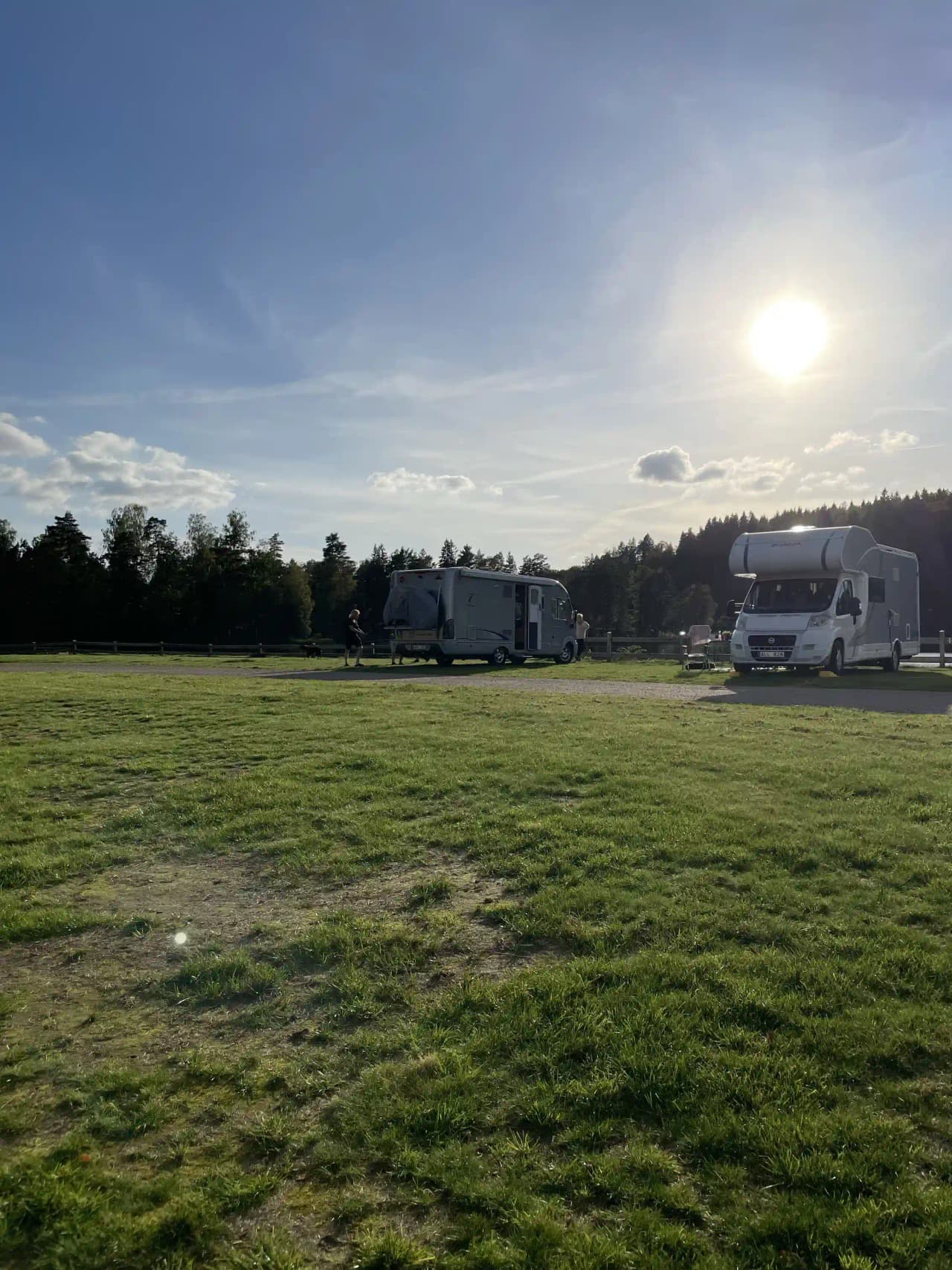 Upptäck Överlida Camping! Fina ställplatser för husbil/husvagn vid sjö. Padel, äventyrsgolf, fiske, bastu, gym, restaurang & nära GeKås. Boka nu!