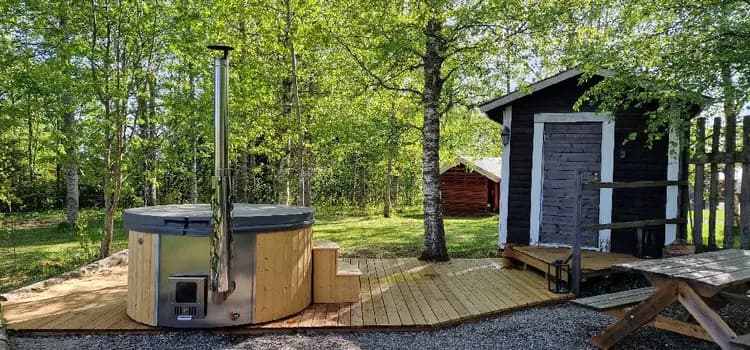 Upptäck Hamra Stugby: Naturnära ställplats i Orsa Finnmark, Gävleborg. Servicehus (dusch/WC), café, WiFi & aktiviteter som kajak & vandring nära Hamra NP.