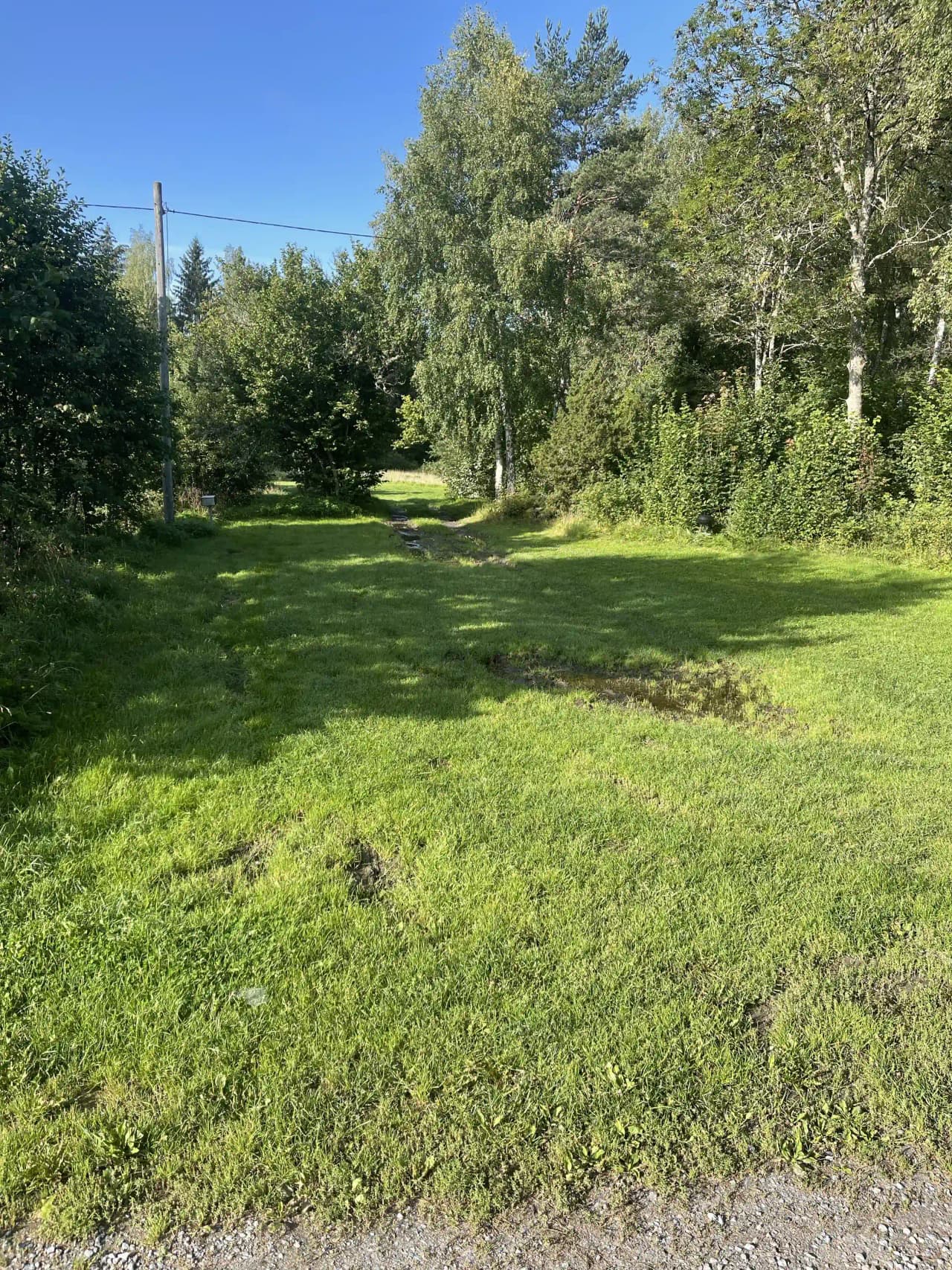 Ställplats vid Fyrväpplingen Sportfiske i Knutby. Perfekt för husbil/husvagn. El, WC, dusch, tömning latrin/gråvatten. Nära sjö för sportfiske.