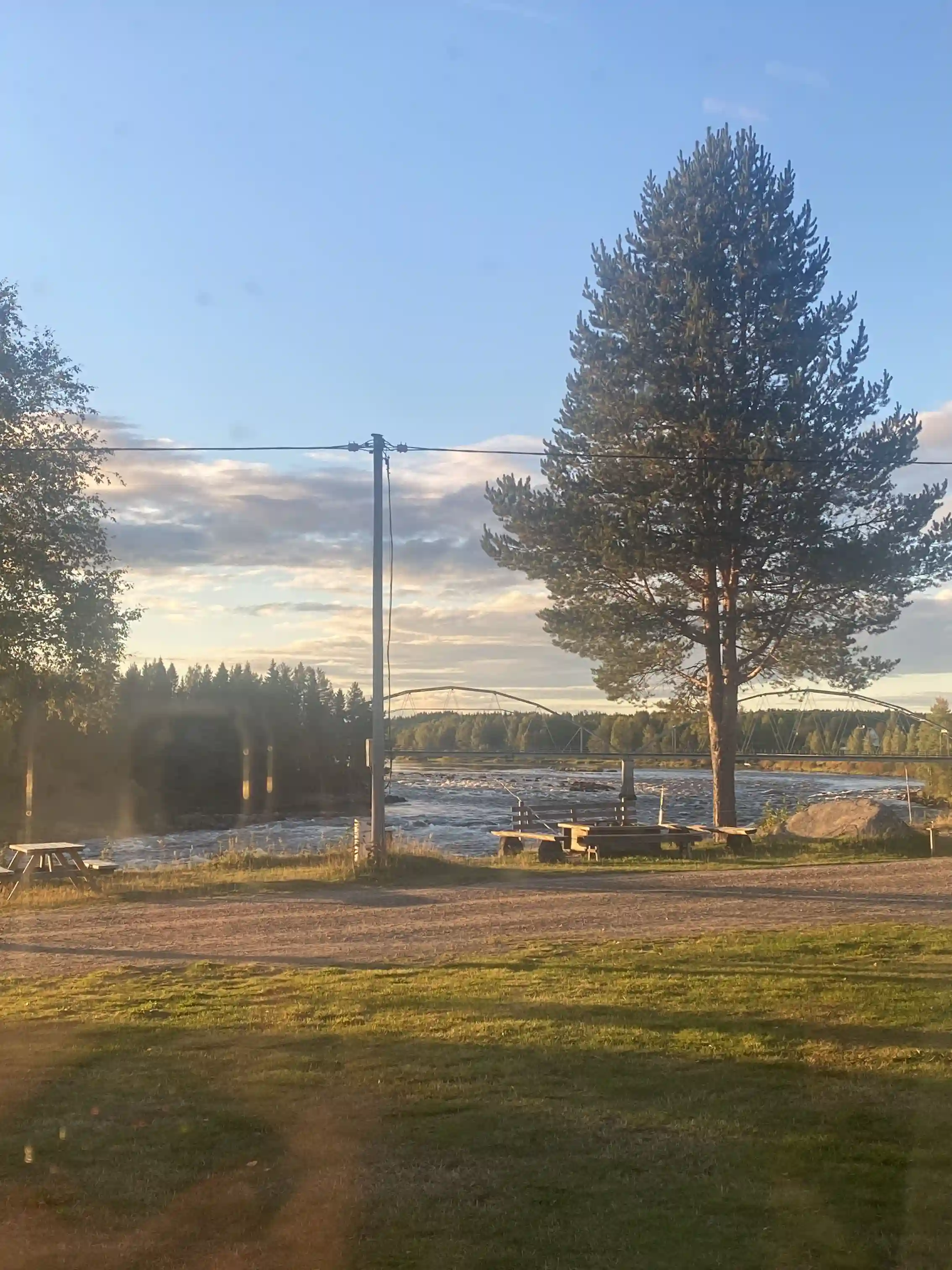 Upptäck Kamlunge Camping, en lugn ställplats vid Kalixälven. Perfekt för fiske, natur & avkoppling med husbil/husvagn. El, service & nära Kalix.