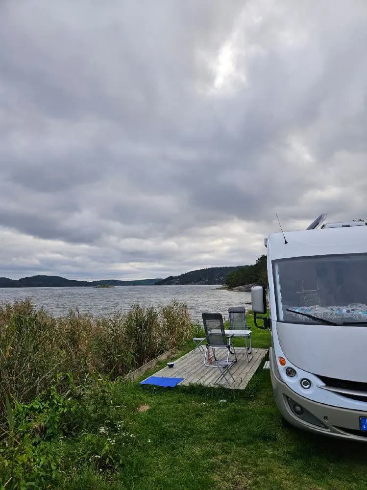 Upptäck Vindöns Camping & Marina på Orust! Ställplatser för husbil/husvagn vid havet med marina, bad, kajak, vandring & nära till skärgårdspärlor.