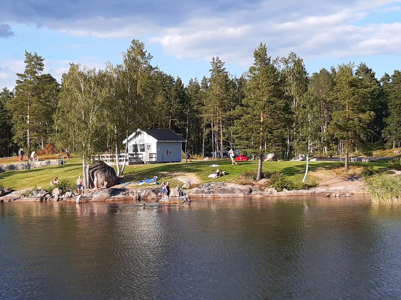 Hitta din perfekta ställplats vid sjön Sommen på Hätte Camping i Tranås. Rymliga platser för husbil/husvagn, el, bad, aktiviteter & nära centrum. Öppet året runt!