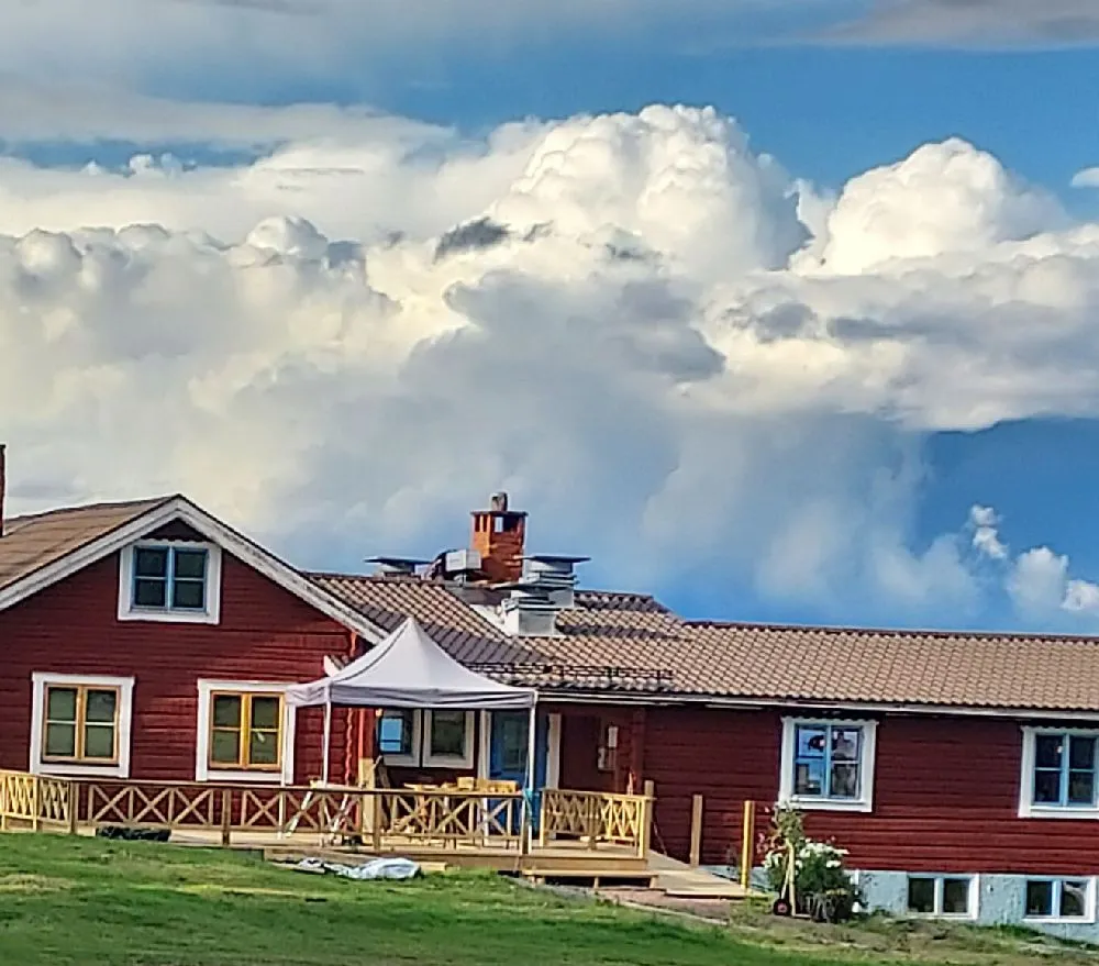 Unik ställplats på Åsengården, Sollerön! Njut av magisk Siljansutsikt, pool, vandring & Tomteland. Servicehus & el. Öppet året runt för husbil/husvagn.