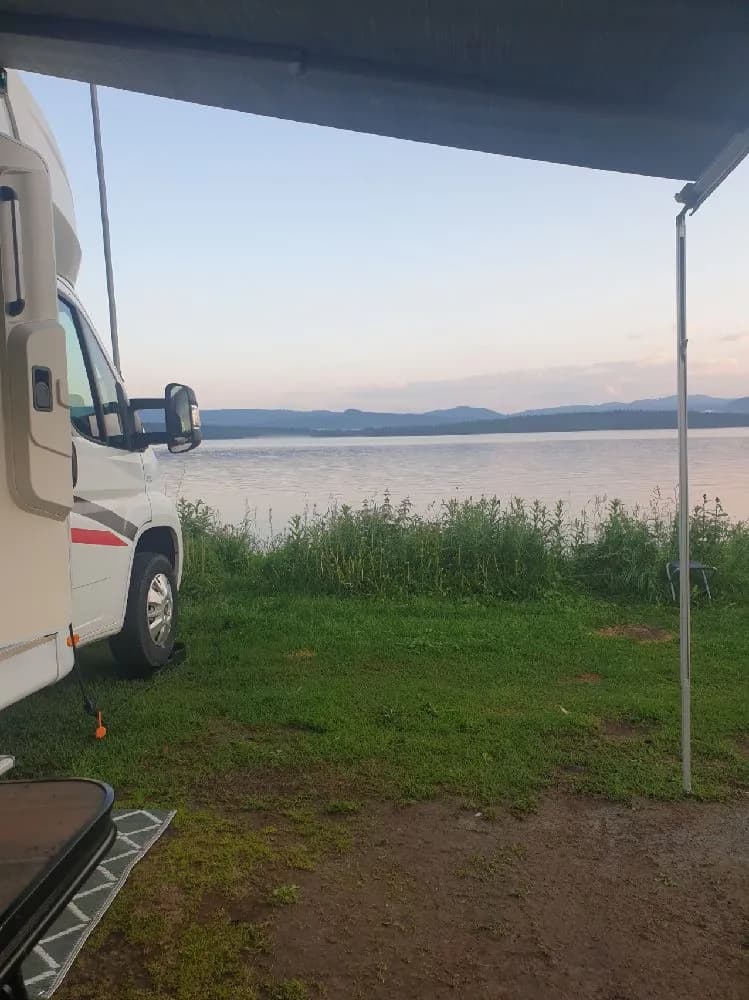 Upptäck Jormvattnets Fiskecamp – din ställplats vid Jormsjön längs Vildmarksvägen. Perfekt för husbil/husvagn med fiske, vandring & service året runt.