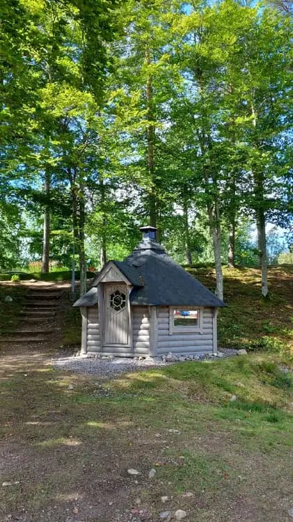 Upptäck Evedals Camping i Växjö! Året-runt öppen ställplats vid Helgasjön med bad, restaurang, padel & nära city. Perfekt för husbil & familjesemester.