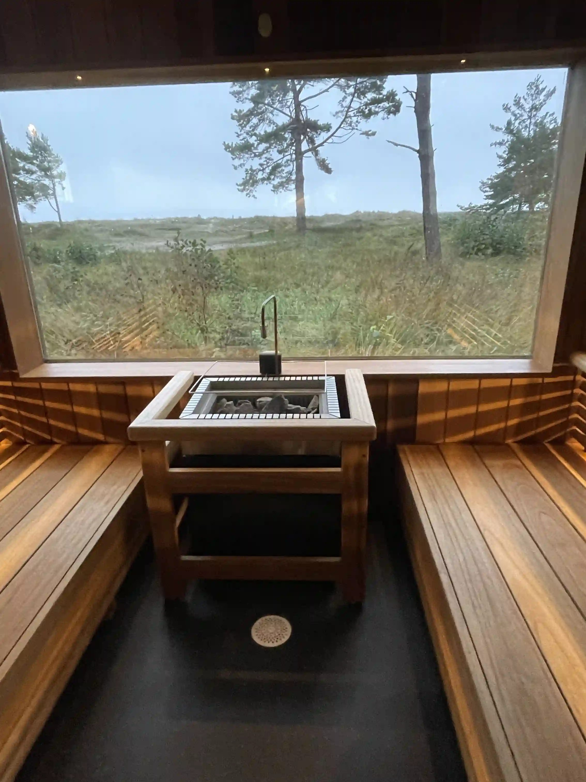 Upptäck Sudersand Resort på Fårö – förstklassiga ställplatser för husbil vid Gotlands finaste sandstrand. Full service, pool, padel & aktiviteter. Boka nu!