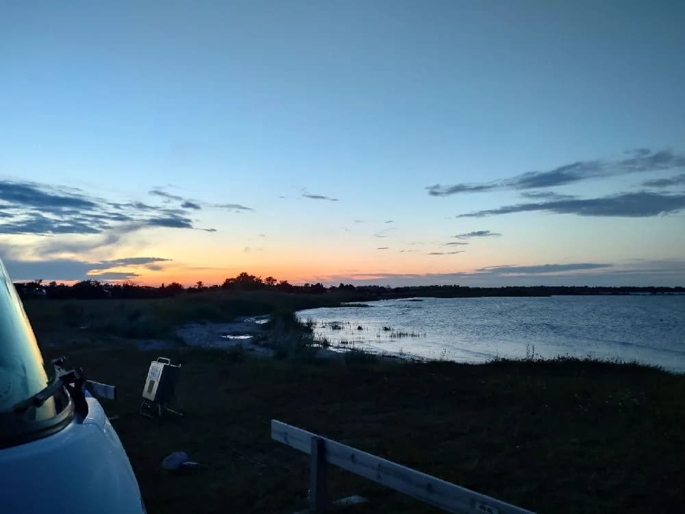 Upplev Wikegårds: Ställplats & camping på Öland vid havet. HBTQI-vänligt, hundparadis, familjezon & retreat. Full service för husbil. Boka din plats!