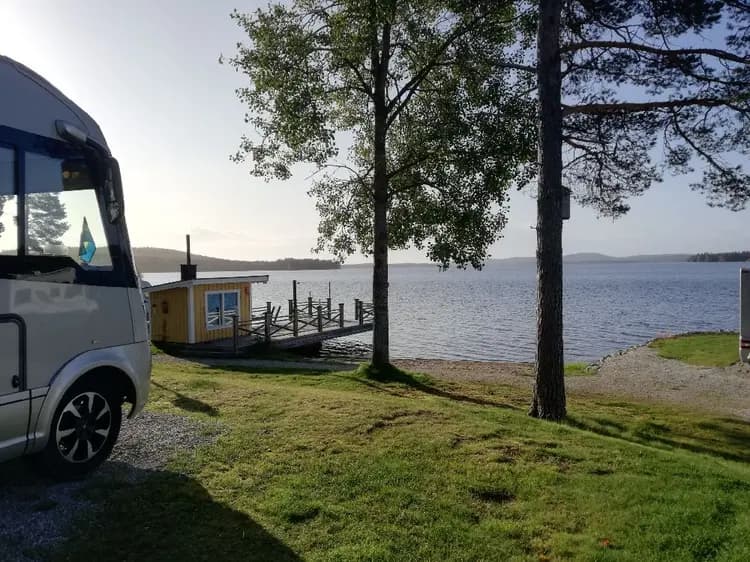 Ställplats vid Vildmarksvägen! Kolgårdens Camping i Vilhelmina erbjuder elplatser, service, restaurang, fiske, bastu & äventyr året runt. Boka nu!
