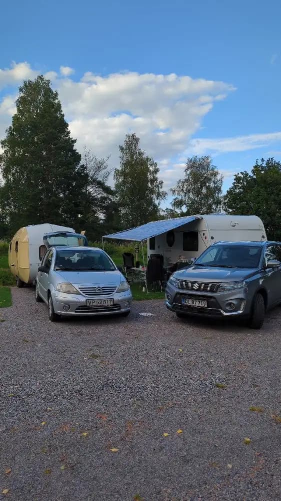 Hitta din perfekta ställplats på Stenrösets Camping i Trollhättan! Naturnära med pool, restaurang, bageri & stora tomter för husbil/husvagn. Nära city.