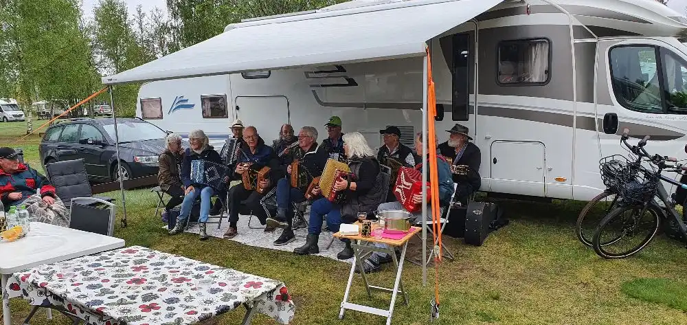 Naturnära ställplatser vid Skagern! Otterbergets Camping erbjuder bad, fiske, vandring & full service för husbil/husvagn. Familjevänligt & hundvänligt.