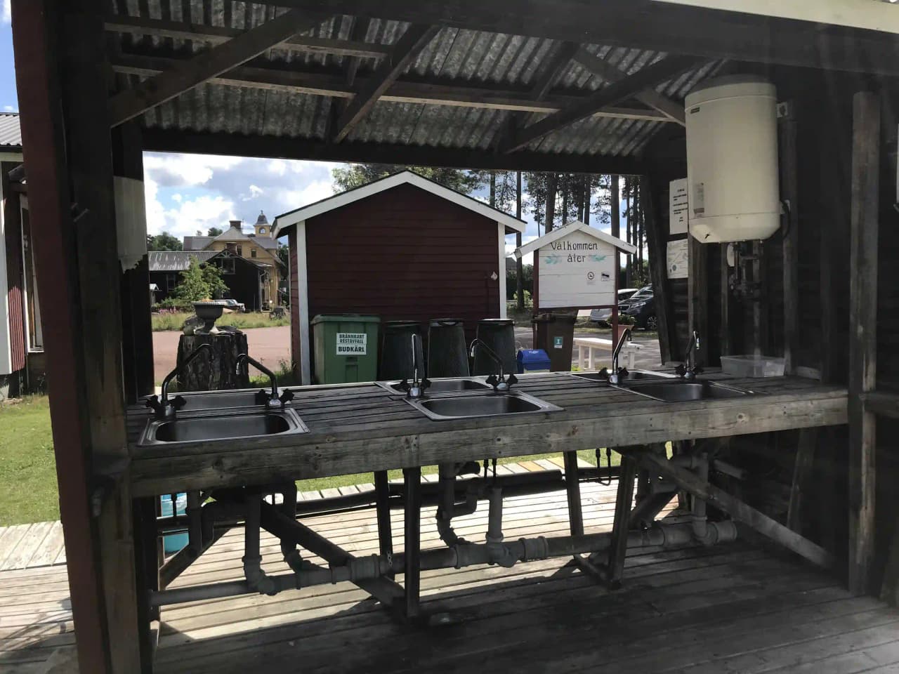 Ställplats i Furudal, Dalarna vid Oresjön. 23 elplatser för husbil/husvagn med sjöutsikt. Nära bad, fiske, vandring. Kök, dusch, WC, Wifi. Hyr kanot/cykel.