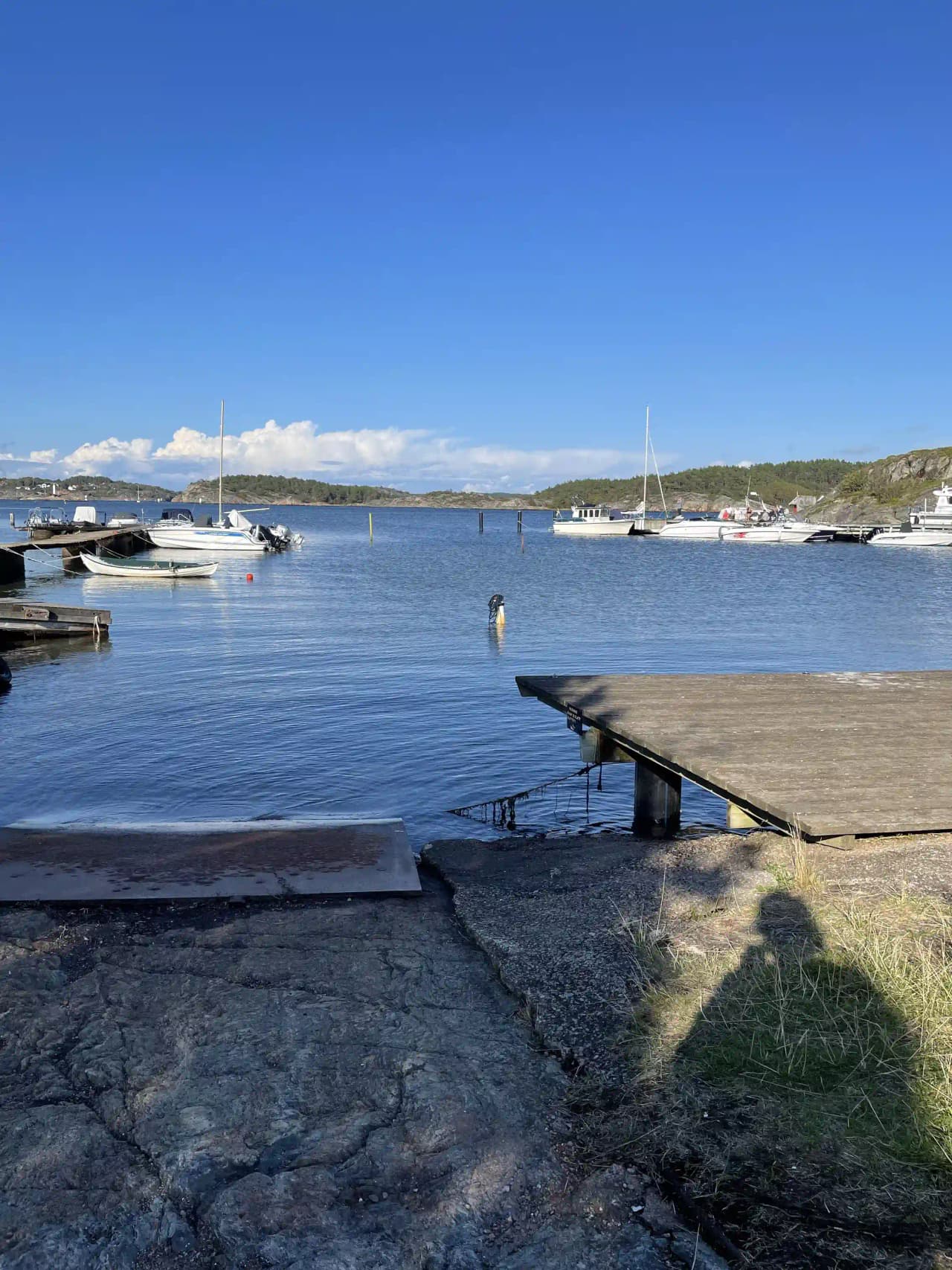 Upptäck Malö Camping på Orust! Havsnära ställplatser & camping i Bohuslän med full service för husbil/husvagn. Kajak, bad, fiske & unik butik.