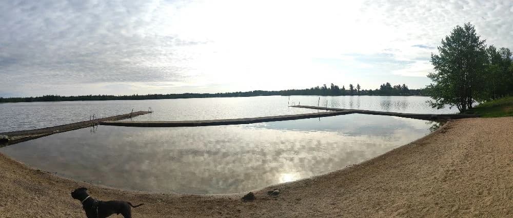 Upptäck Sjöparkens Camping i Lenhovda – vackra ställplatser vid sjön i parkmiljö. El, servicehus, lekplats & nära centrum. Perfekt för husbil & husvagn.