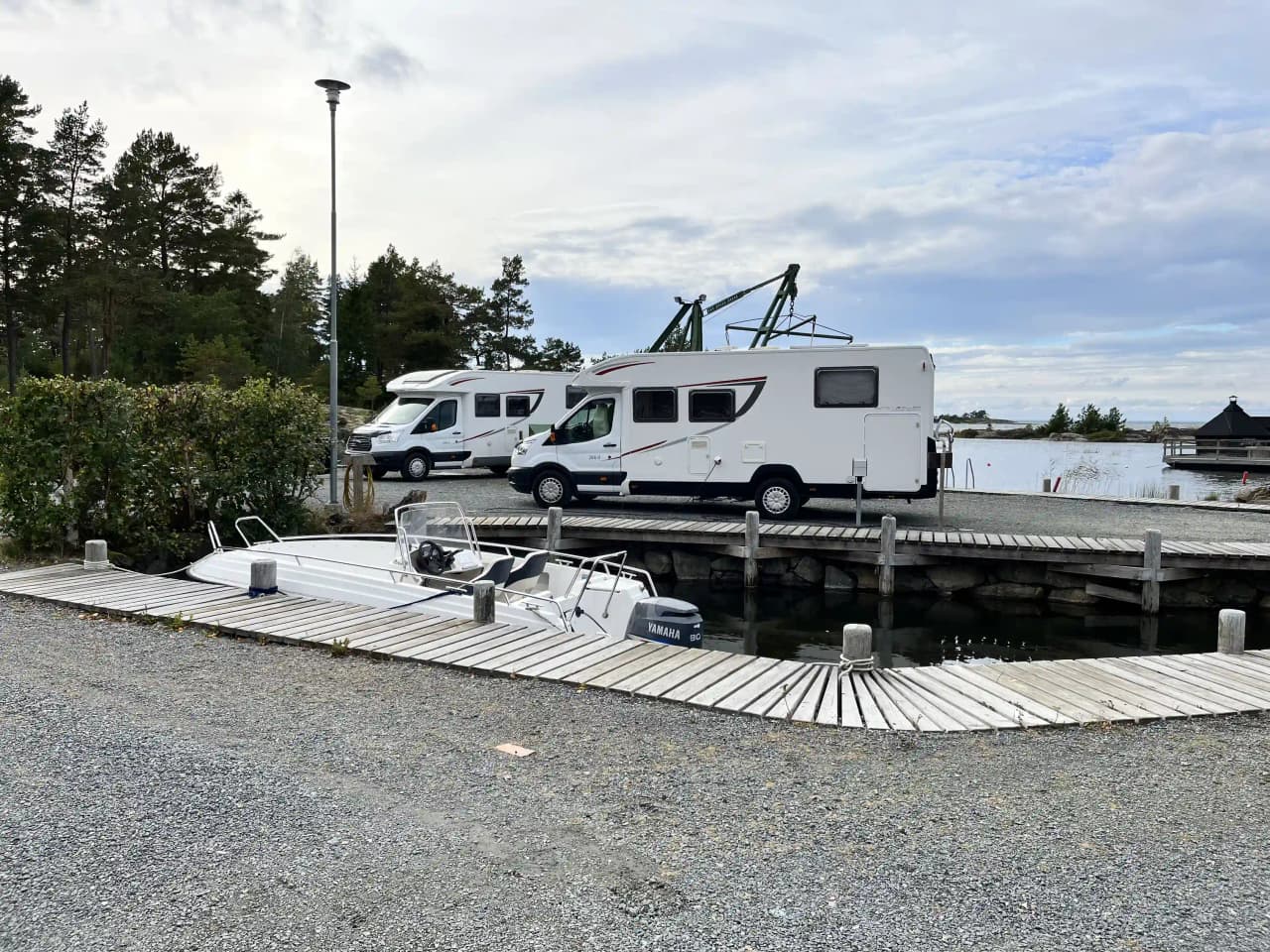 Boka Ställplats Naven på Kållandsö! Njut av solnedgångar vid Vänern, full service, bastu & närhet till Läckö Slott. Perfekt för husbil/husvagn.