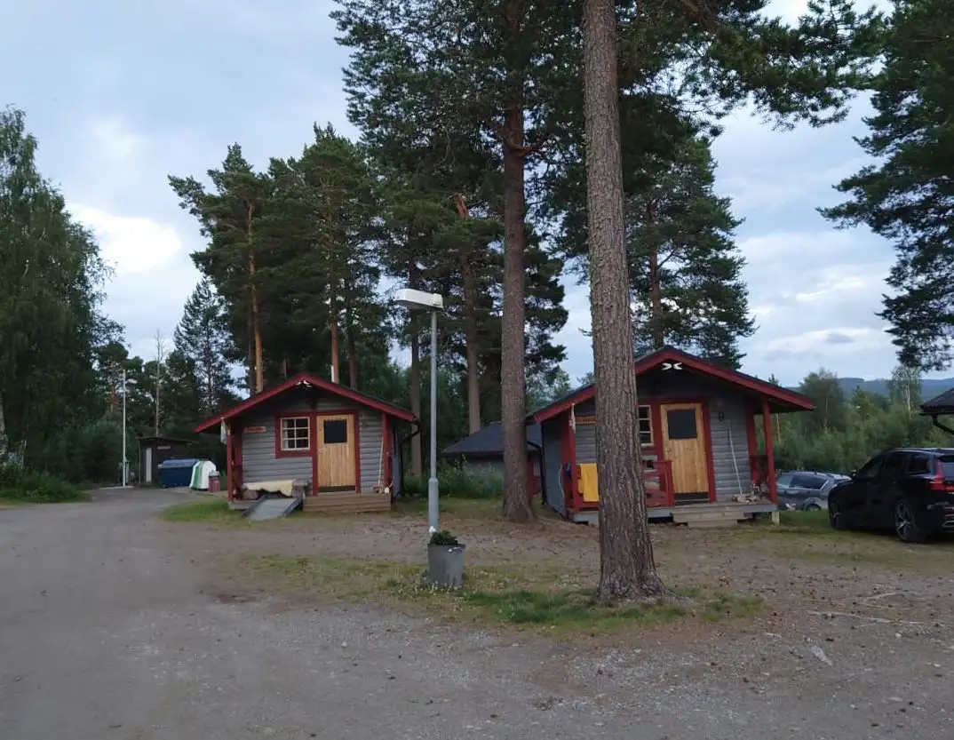 Upptäck Sonfjällscampen i Hede, Härjedalen! Fantastiska ställplatser för husbil/husvagn med el, service & utsikt över Sonfjället. Aktiviteter året runt.