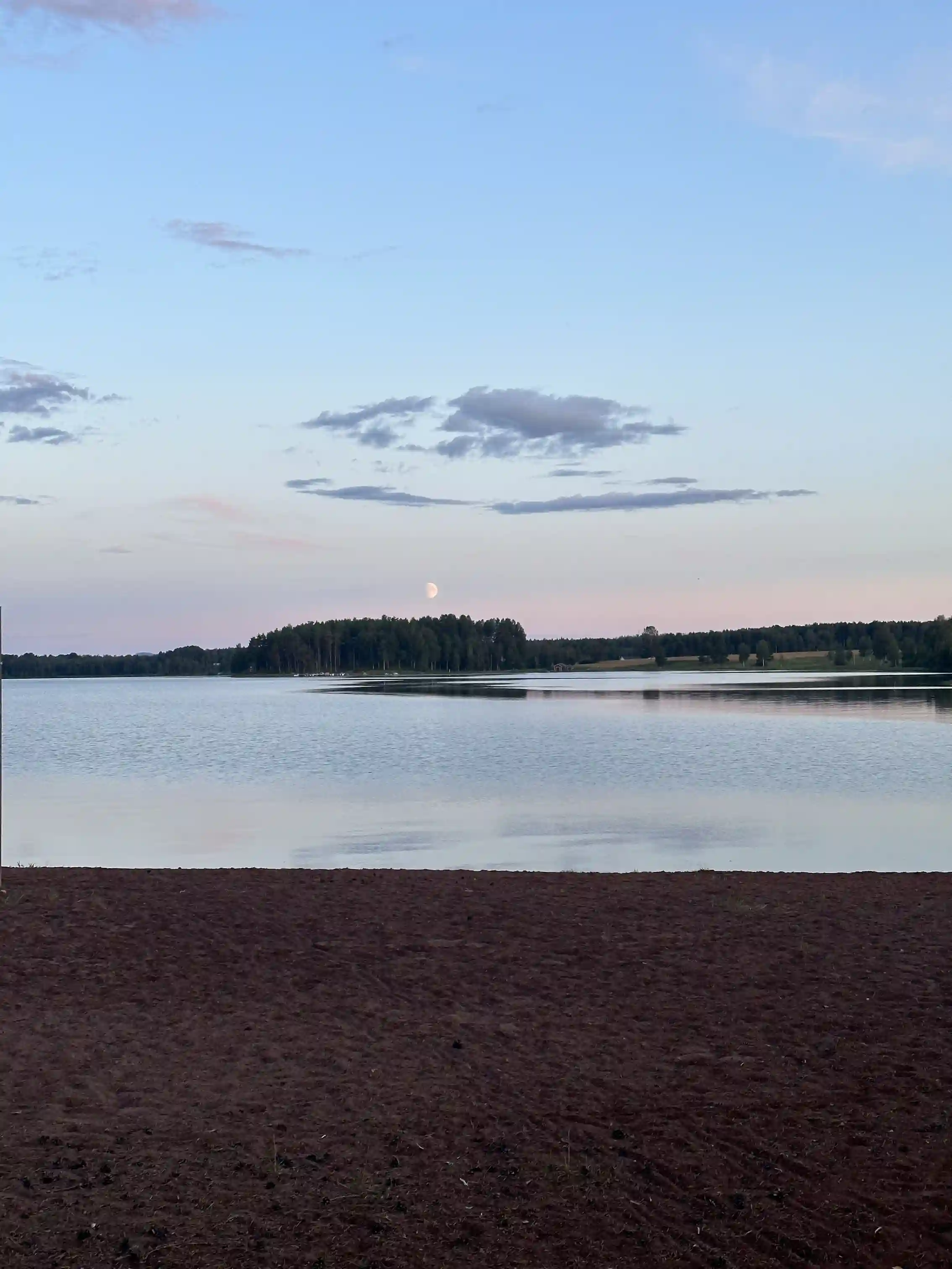 Upptäck Våmåbadets Camping i Våmhus, Dalarna. Naturnära ställplats för husbil/husvagn vid Våmån med bad, fiske, el, tömning & service. Familjevänligt!