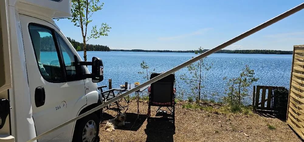 Naturskön ställplats & camping vid Revelbadet mellan två sjöar nära Askersund & Tiveden. Service för husbil, bad, fiske, kanotuthyrning & café.