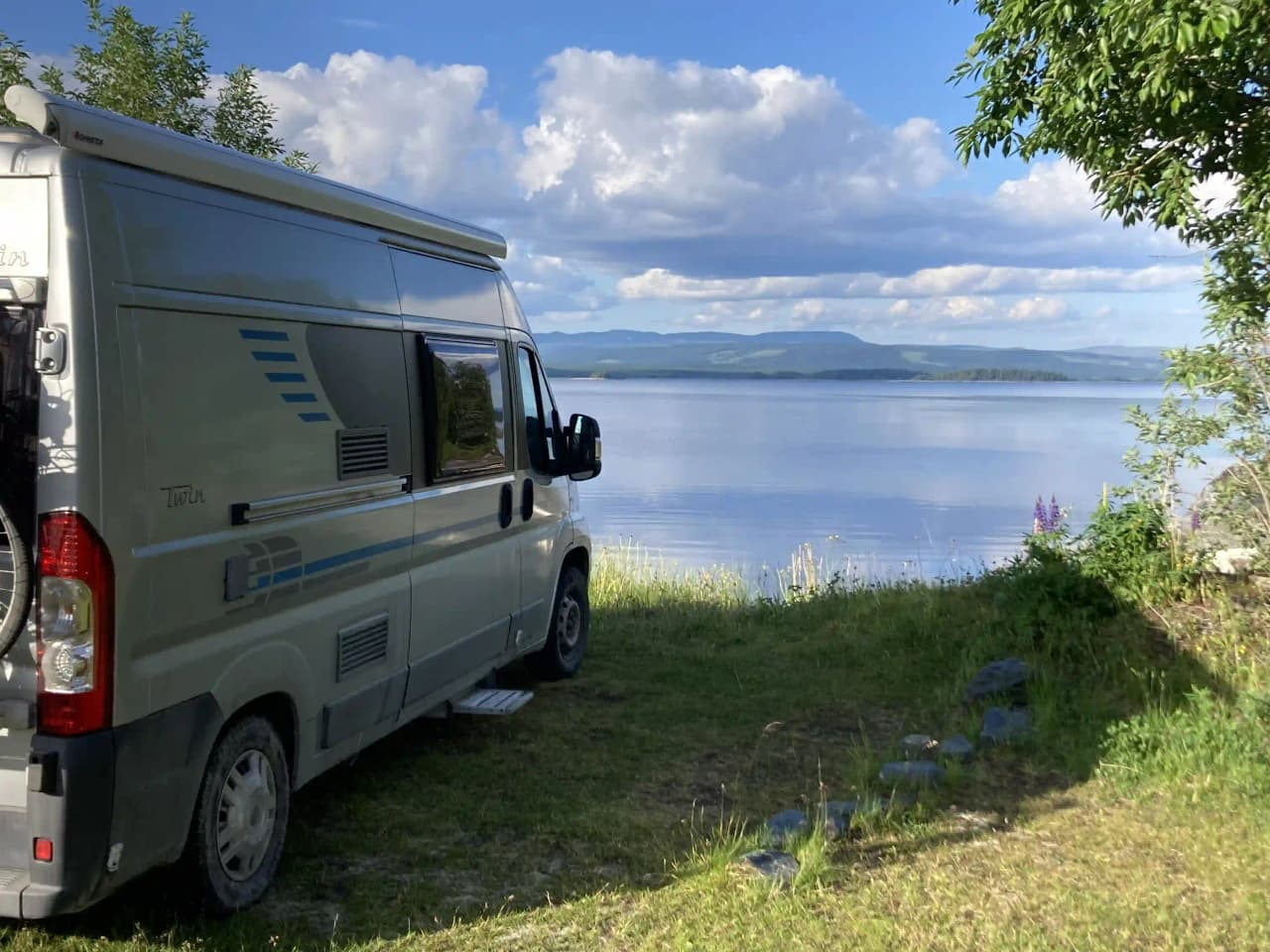 Upptäck Kallsedets Fjällcenter – naturskön ställplats i Jämtland vid sjön Juvuln. Fullservice för husbil/husvagn, el, café, fiske & vandring. Boka idag!