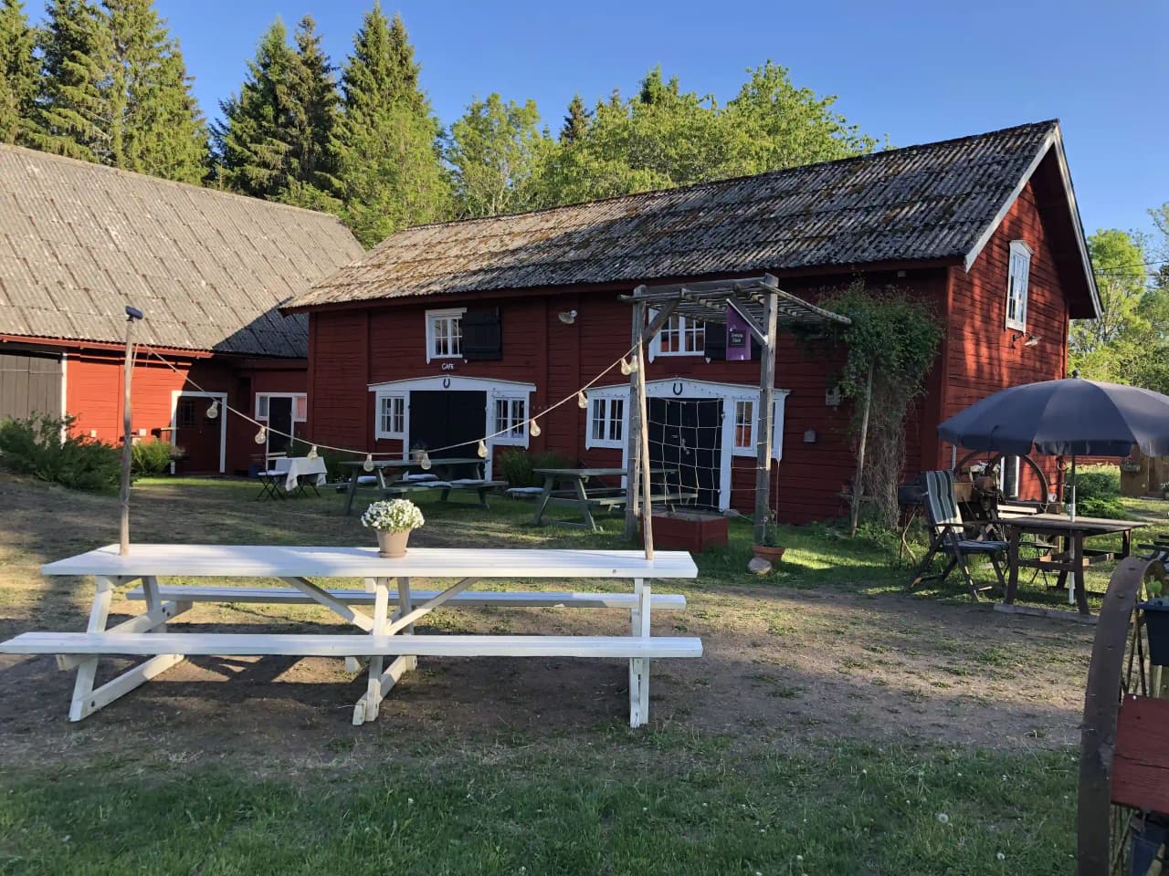 Upptäck Hemma på Hult: unik ställplats i Småland nära Tranås. Historisk gård med el, dusch, WC, kök & sommarcafé med pizza. Nära Gränna. Husdjur välkomna.