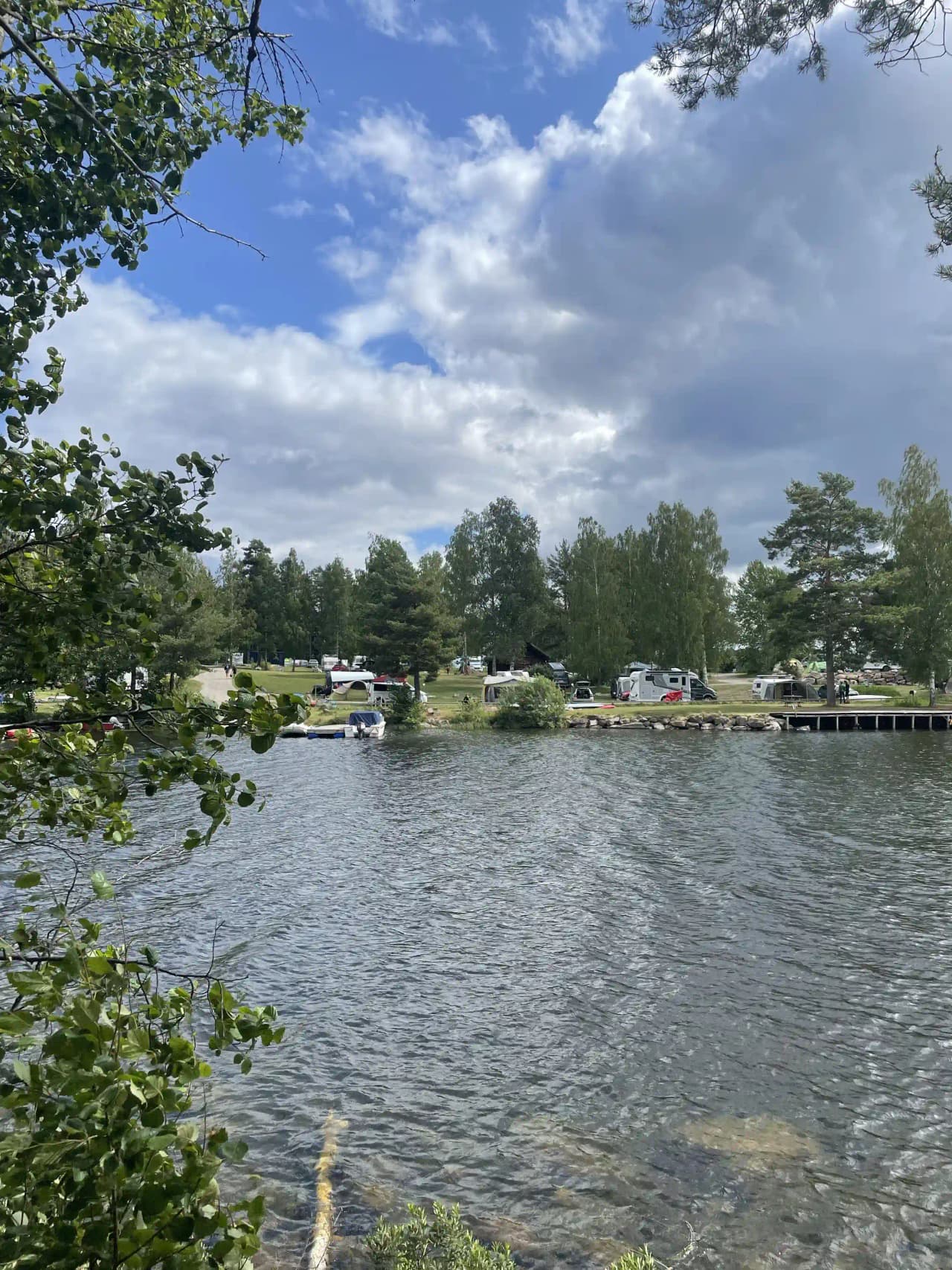 Upptäck Vammervikens Camping! Ställplatser för husbil vid Västra Silen, Dalsland. Perfekt för fiske, kanot, vandring & naturälskare. Lugn familjecamping.