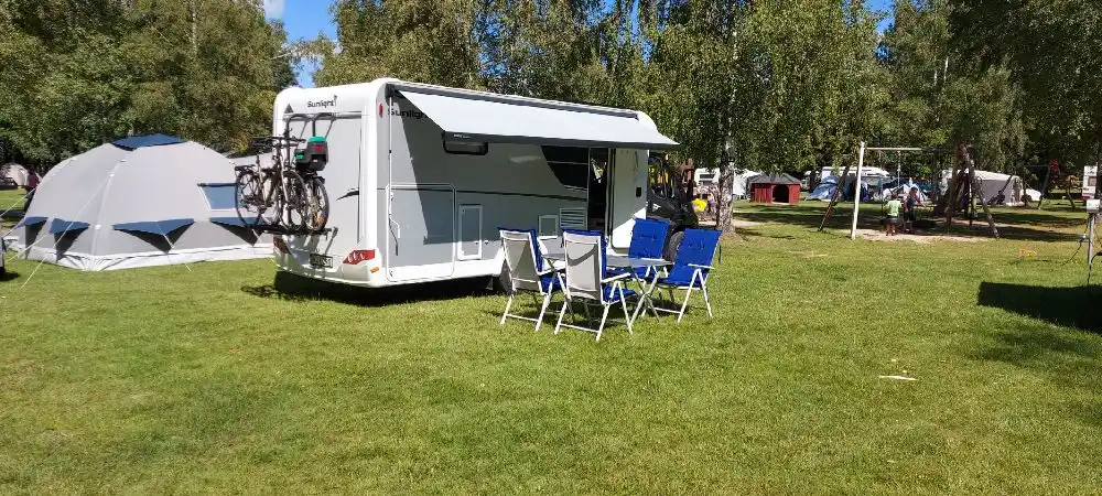 Bo på Parken Zoo Camping i Eskilstuna! Ställplatser för husbil/husvagn med el, nära djurpark, nöjesfält & pool. Familjevänligt med lekplats. Boka nu!