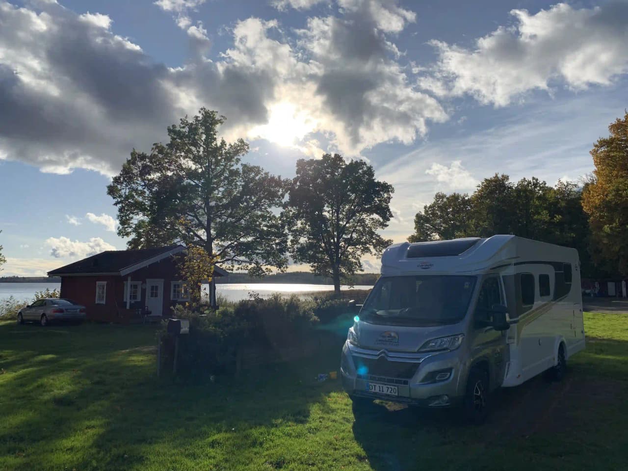 Hitta din perfekta ställplats på Vallsnäs Camping vid sjön Unnen! Året runt-öppet med el, bad, fiske, restaurang & massor av aktiviteter. Boka idag!