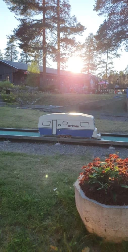 Upptäck Mosjöns Camping i Örnsköldsvik! Fina ställplatser för husbil/husvagn vid sjö nära Höga Kusten. El, service, bad, fiske & aktiviteter.