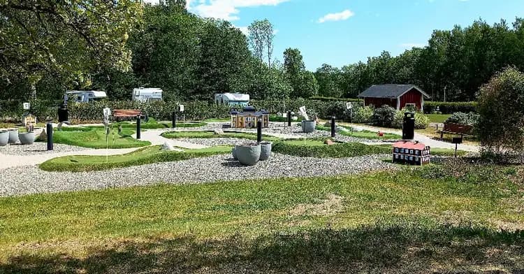 Upptäck Skantzö Bad & Camping i Hallstahammar! Året runt-öppen ställplats med pool, aktiviteter för alla, nära natur och Strömsholms Kanal. Boka nu!