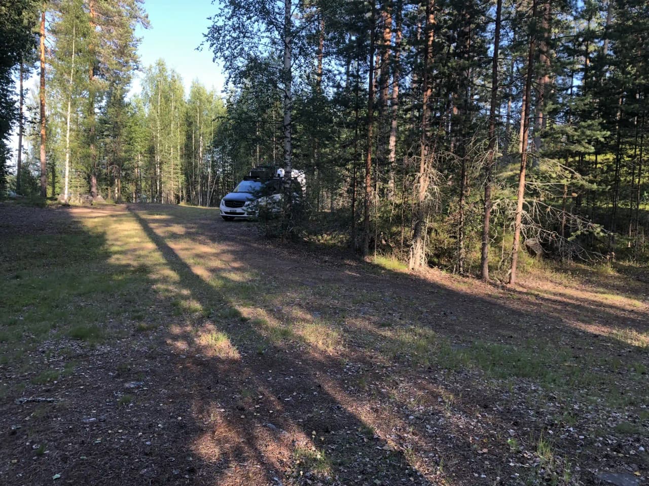 Upptäck Steiner's Camping & Lodge i Mora, Dalarna! Ställplatser för husbil/husvagn vid sjön Örklingen med el, service & året-runt-aktiviteter. Fiske, bad.