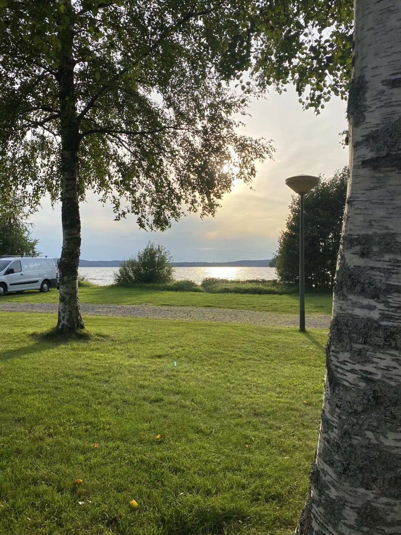 Upptäck Ekeby Camping – natursköna ställplatser för husbil vid Västra Silen, Årjäng. Bad, fiske, aktiviteter & full service. Boka din plats idag!