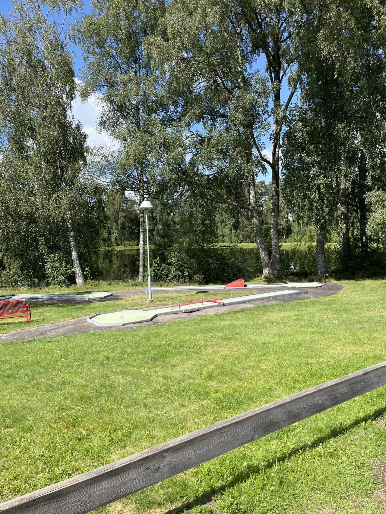 Hitta din perfekta ställplats på Hörsjöns Camping i Smålandsstenar! Rymliga platser med el, pool, bastu, fiske, kanot & aktiviteter för hela familjen.