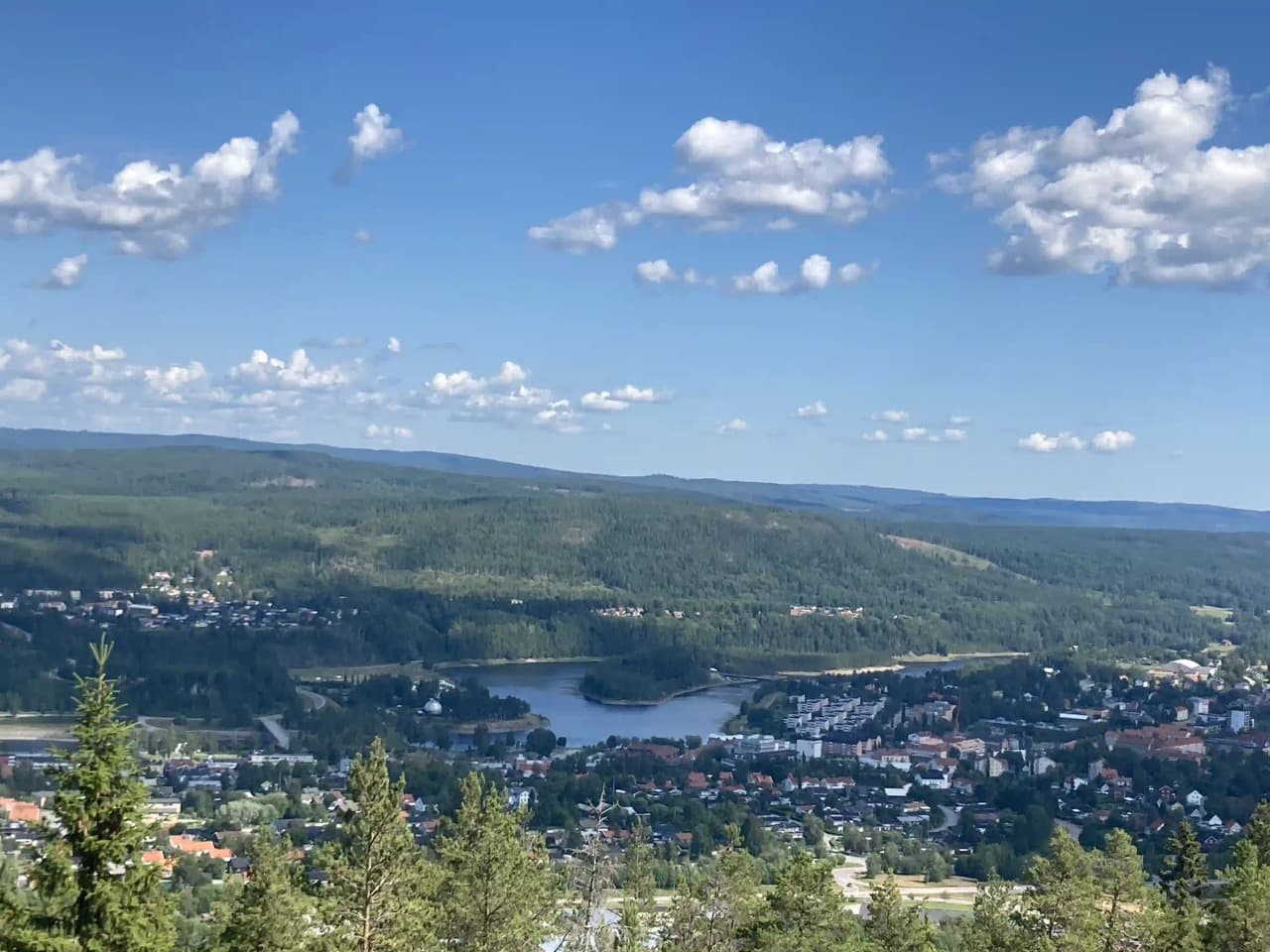 Hitta din perfekta ställplats på Sollefteå Camping! Centralt vid älven med pool, restaurang, aktiviteter & nära Höga Kusten. Idealisk för husbil/husvagn.