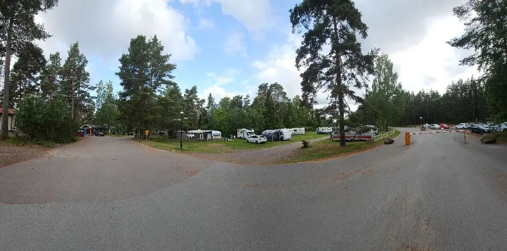 Upptäck Bomstadbaden Camping! Året runt ställplatser vid Vänerns sandstrand nära Karlstad. Aktiviteter, spa, restaurang & service för husbil/husvagn.