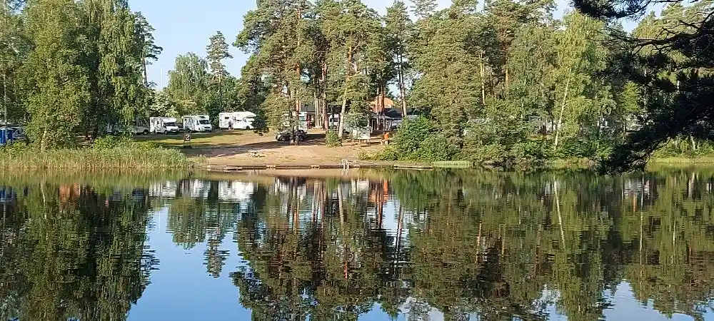 Naturnära ställplats i Nybro vid Joelskogen. El, dusch, WC, latrintömning, lekplats. Nära vandring, MTB, fiske, centrum & Glasriket. Perfekt för husbil!
