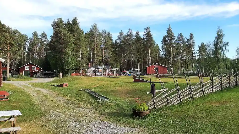 Upptäck ställplatser vid Ångermanälven på Näsåkers Camping & Stugby. Nära Nämforsens hällristningar. Service för husbil/husvagn. Naturnära & kultur.